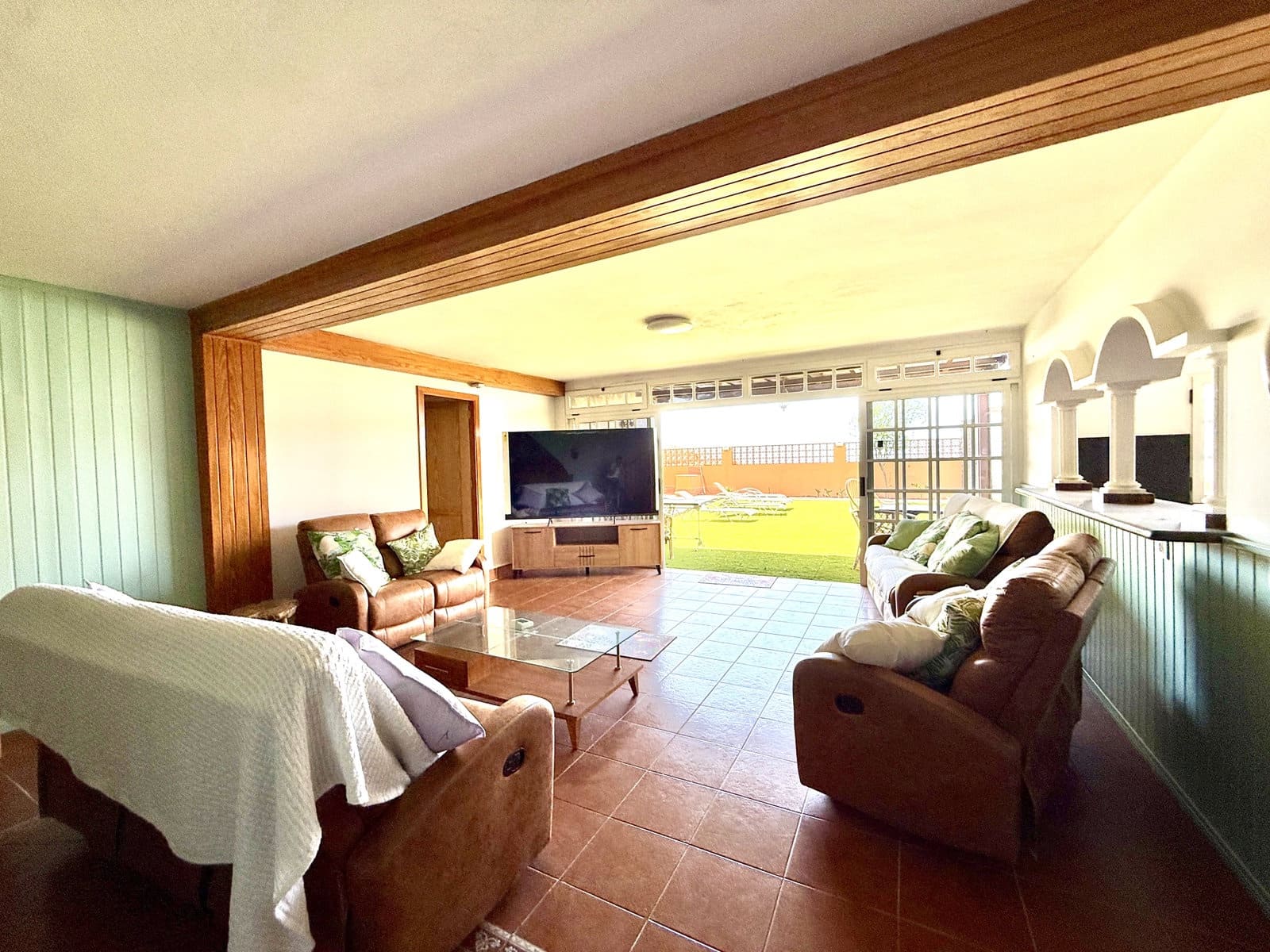 4 bedroom Villa for sale in Caleta de Fuste with pool garage - € 850,000 (Ref: 9877819)