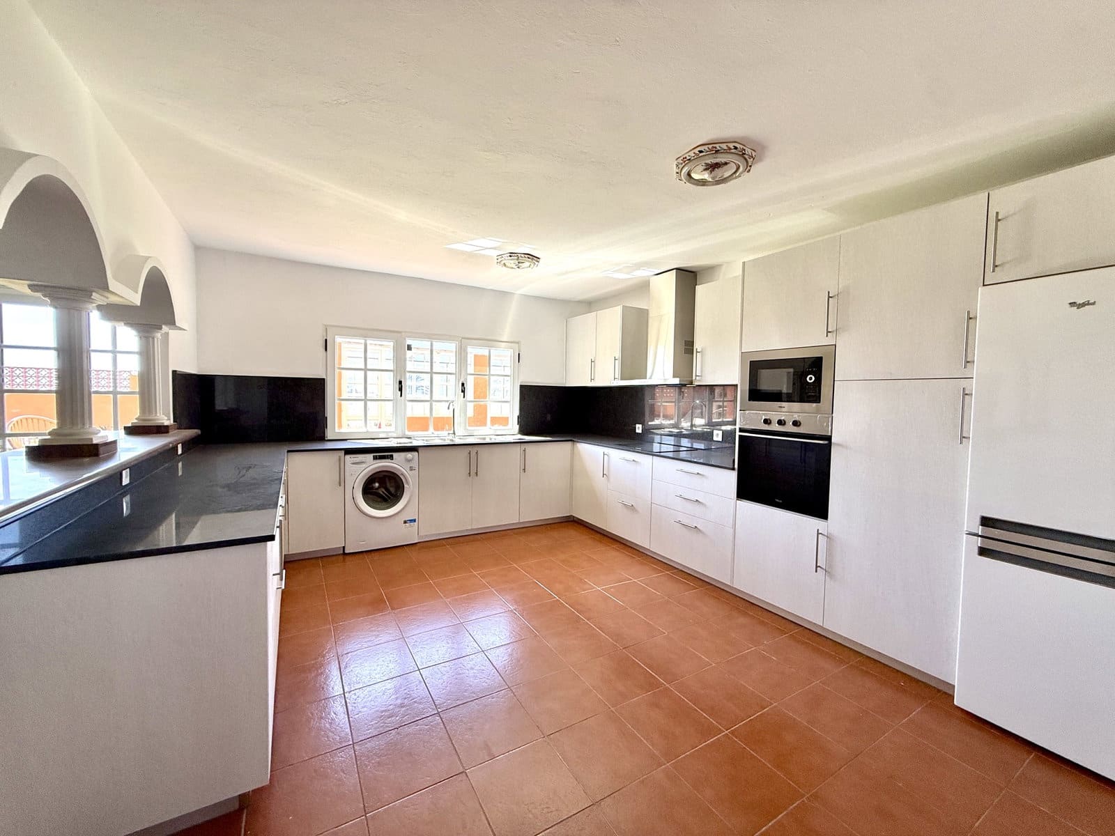 4 bedroom Villa for sale in Caleta de Fuste with pool garage - € 850,000 (Ref: 9877819)