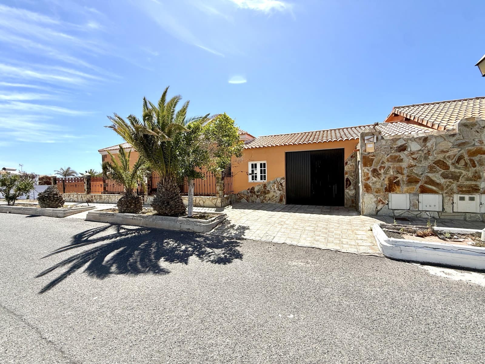 4 bedroom Villa for sale in Caleta de Fuste with pool garage - € 850,000 (Ref: 9877819)