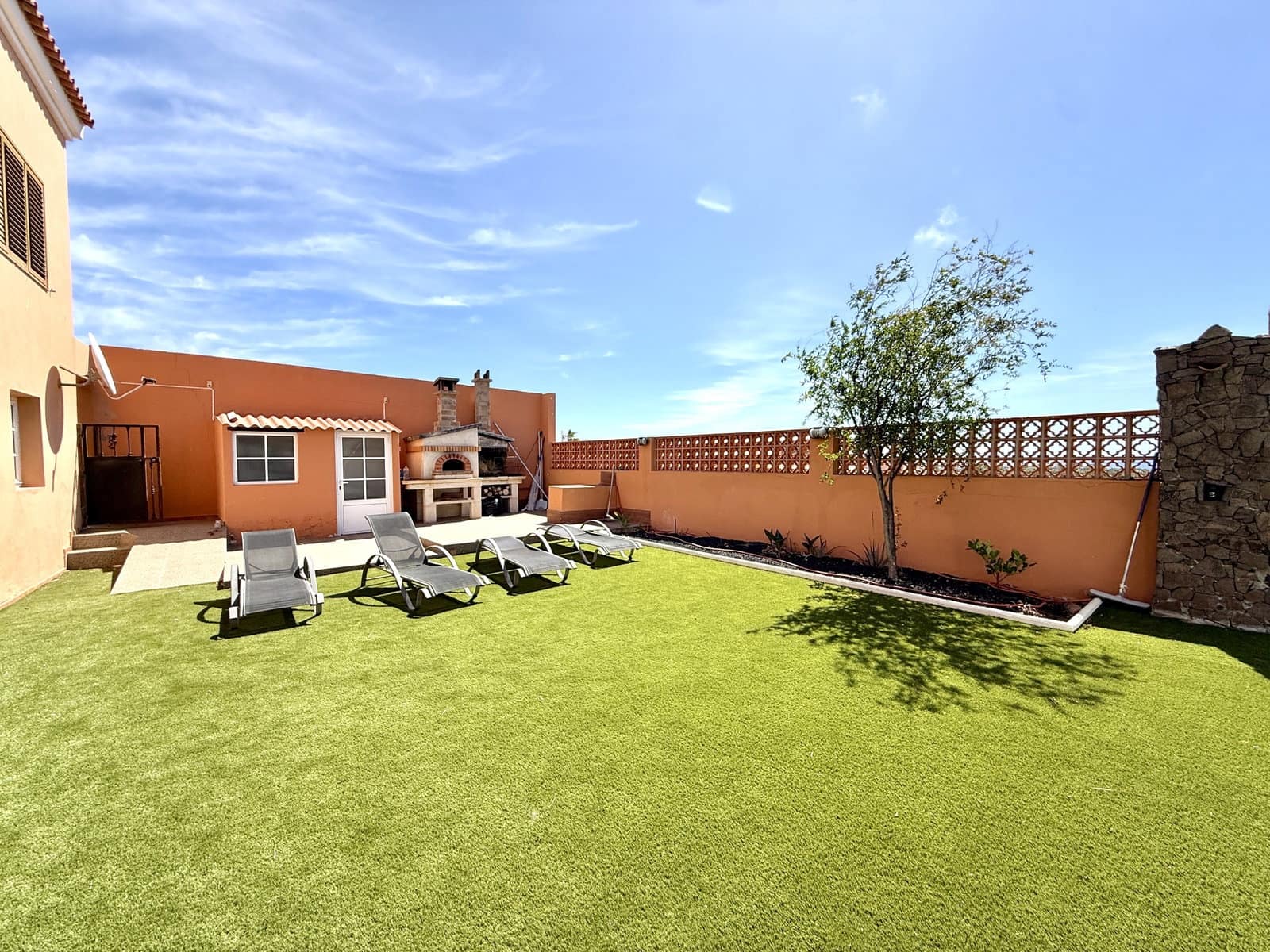 4 bedroom Villa for sale in Caleta de Fuste with pool garage - € 850,000 (Ref: 9877819)
