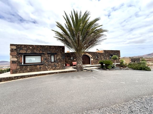 3 soverom Villa til salgs i Villaverde, La Oliva med svømmebasseng - € 895 000 (Ref: 9937045)