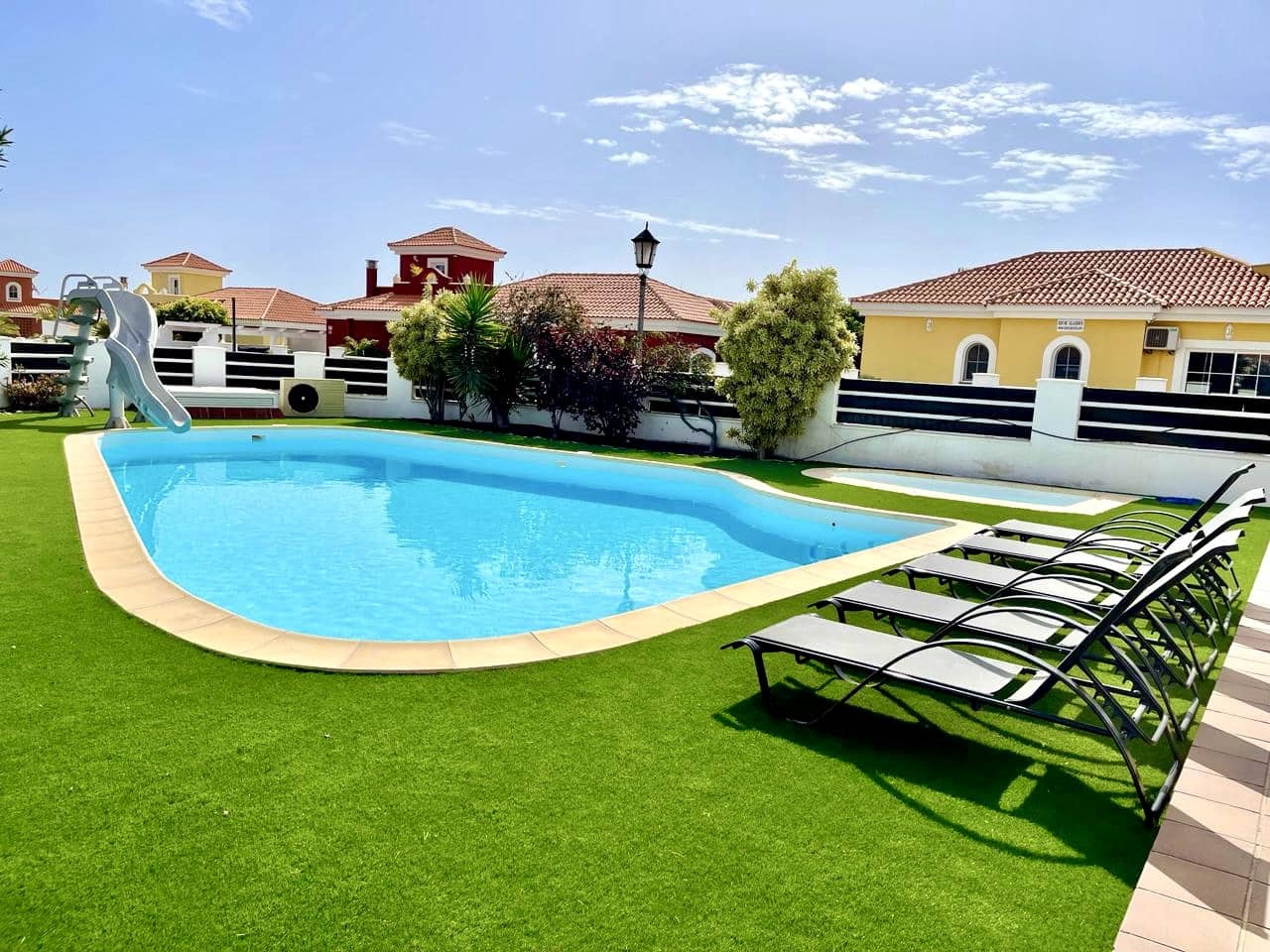 Chalet de 3 habitaciones en Caleta de Fuste en venta con piscina - 515.000 € (Ref: 9938781)