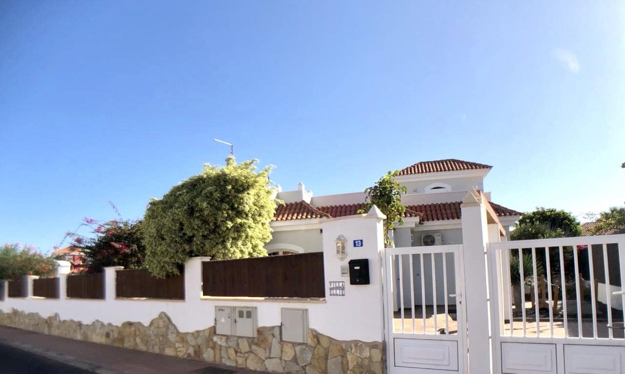 3 bedroom Villa for sale in Caleta de Fuste with pool - € 515,000 (Ref: 9938781)