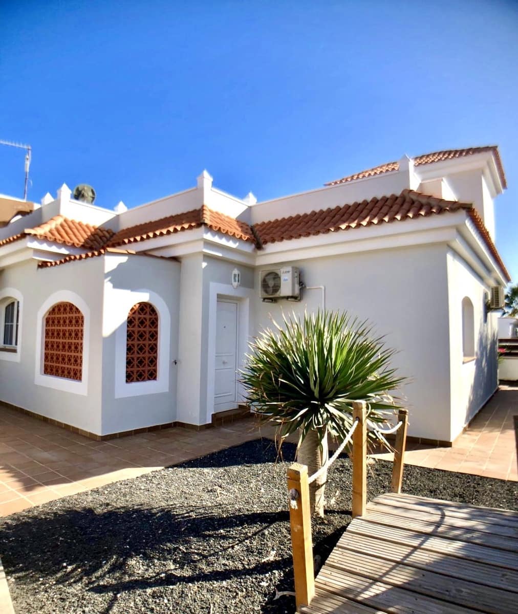3 bedroom Villa for sale in Caleta de Fuste with pool - € 515,000 (Ref: 9938781)