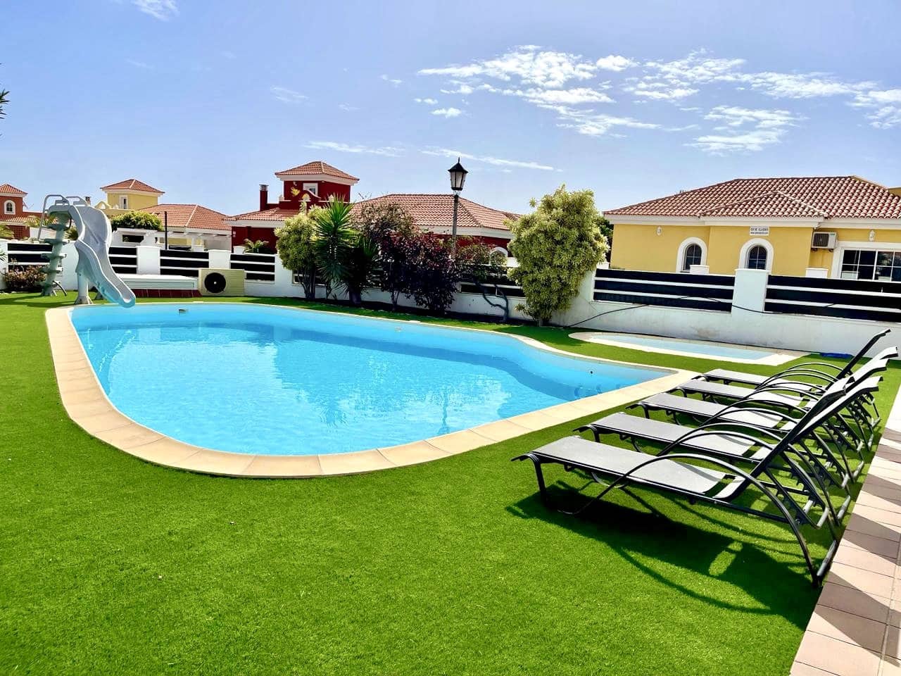3 bedroom Villa for sale in Caleta de Fuste with pool - € 515,000 (Ref: 9938781)