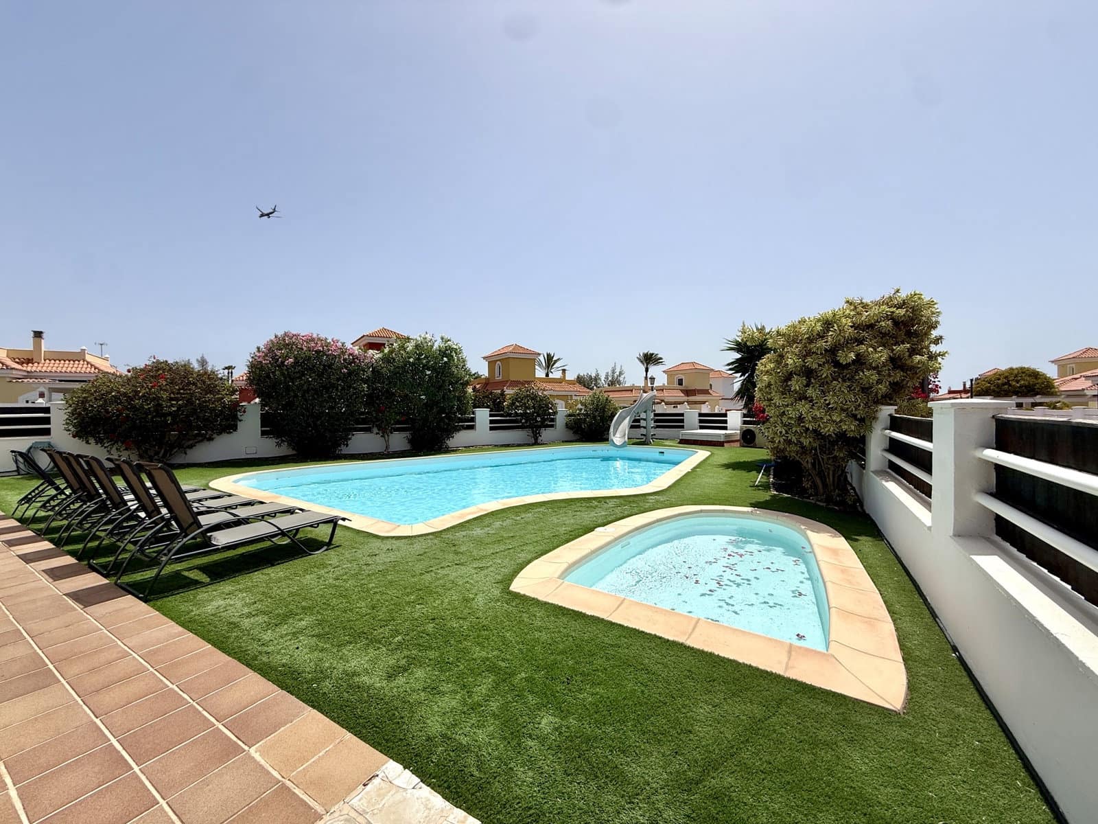 3 bedroom Villa for sale in Caleta de Fuste with pool - € 515,000 (Ref: 9938781)