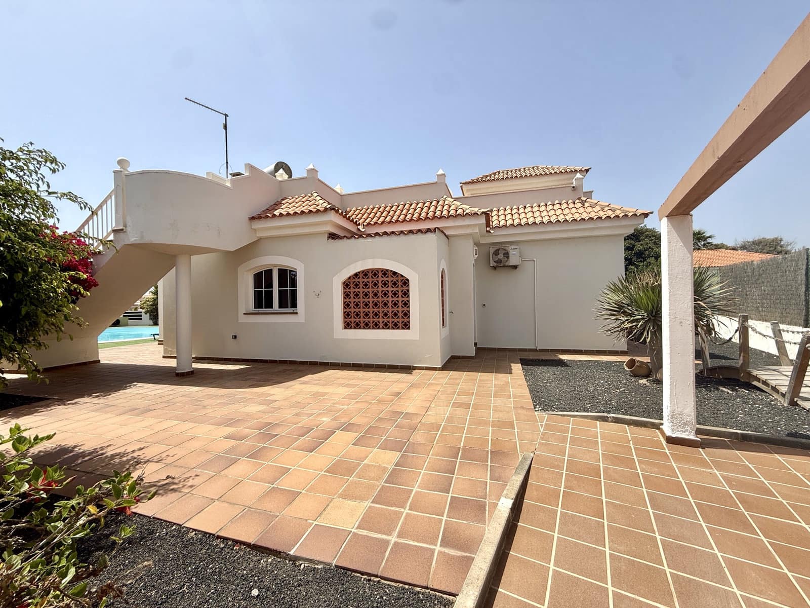 3 bedroom Villa for sale in Caleta de Fuste with pool - € 515,000 (Ref: 9938781)