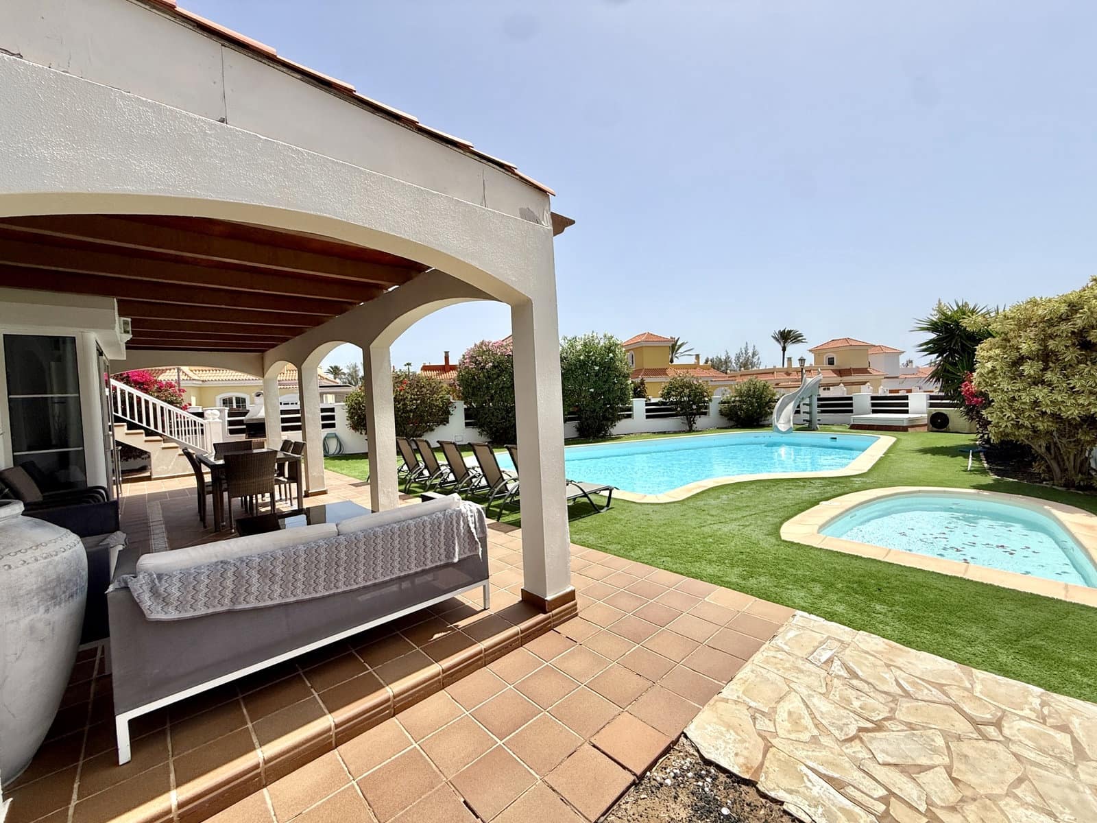 3 bedroom Villa for sale in Caleta de Fuste with pool - € 515,000 (Ref: 9938781)