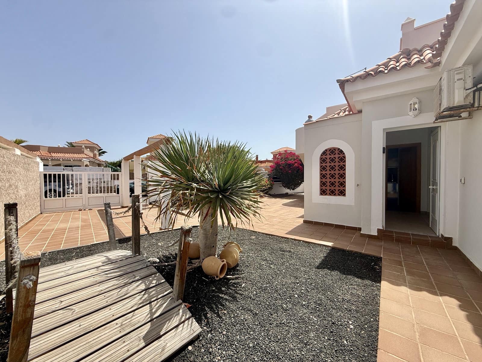 3 bedroom Villa for sale in Caleta de Fuste with pool - € 515,000 (Ref: 9938781)