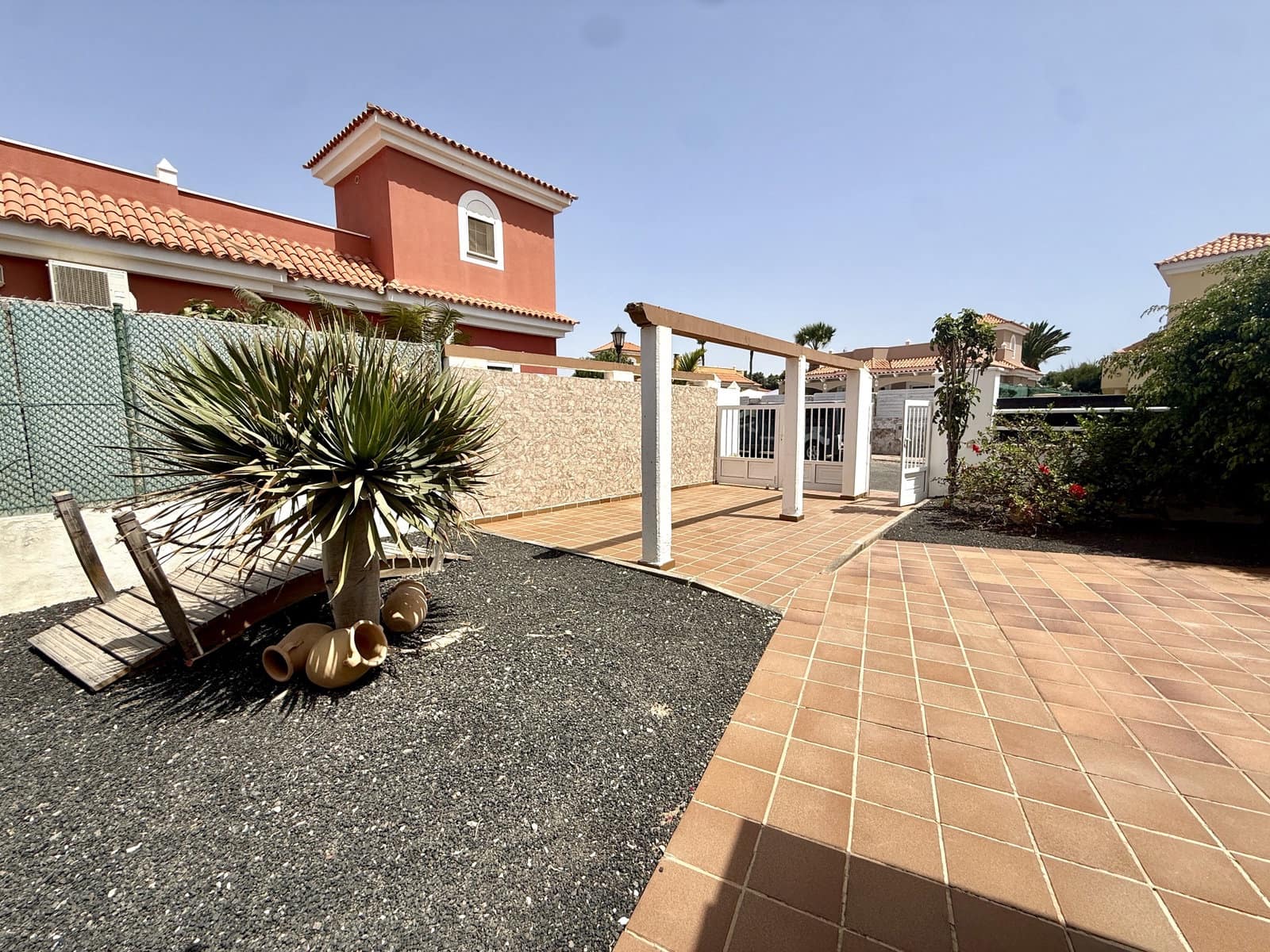 3 bedroom Villa for sale in Caleta de Fuste with pool - € 515,000 (Ref: 9938781)