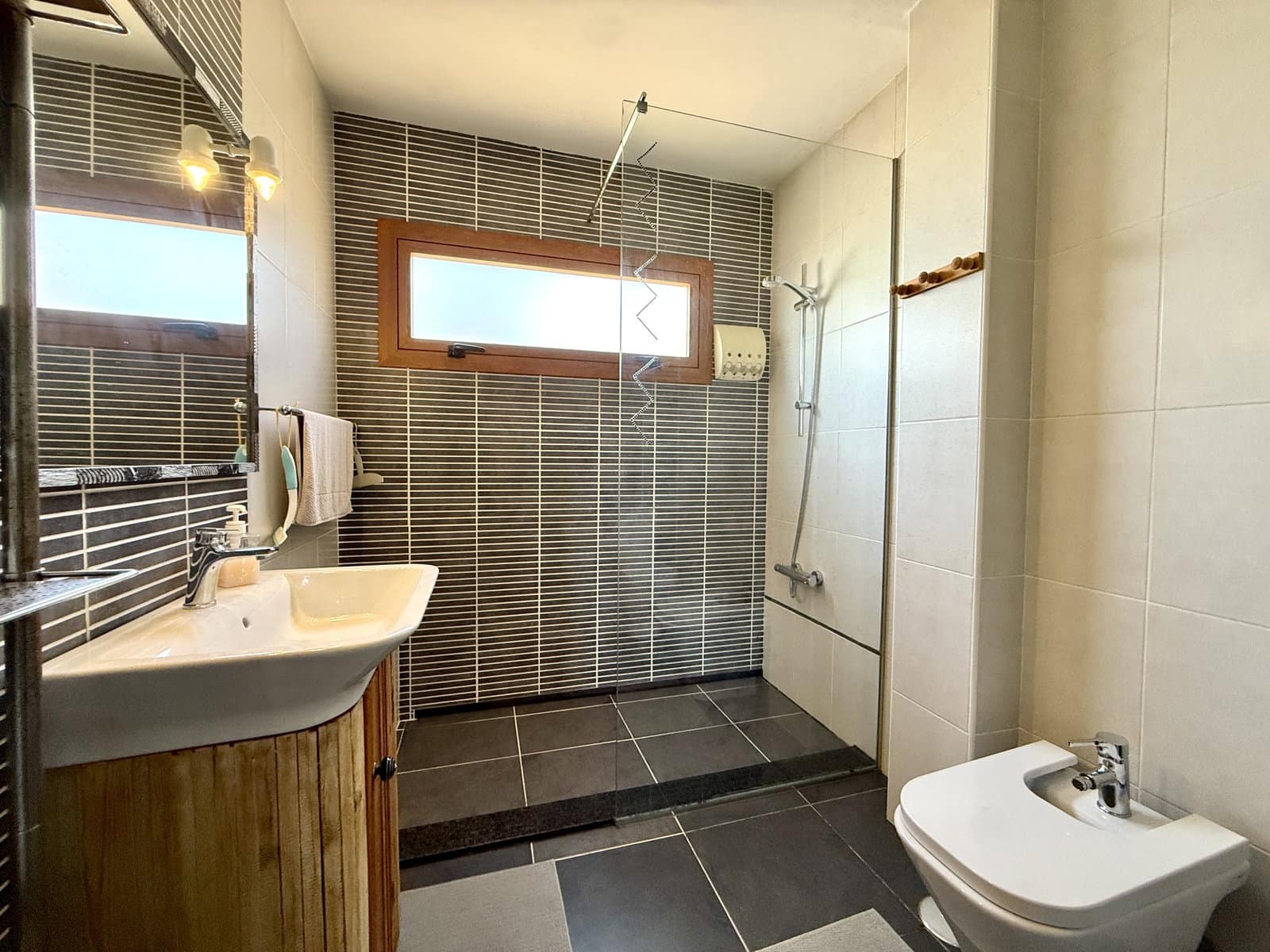 4 bedroom Villa for sale in Antigua - € 495,000 (Ref: 9956373)