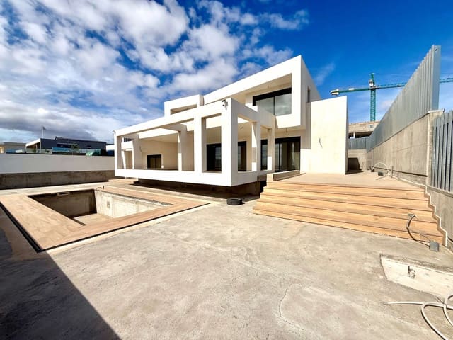 Chalet de 3 habitaciones en Corralejo, La Oliva en venta con piscina garaje - 1.200.000 € (Ref: 9991905)