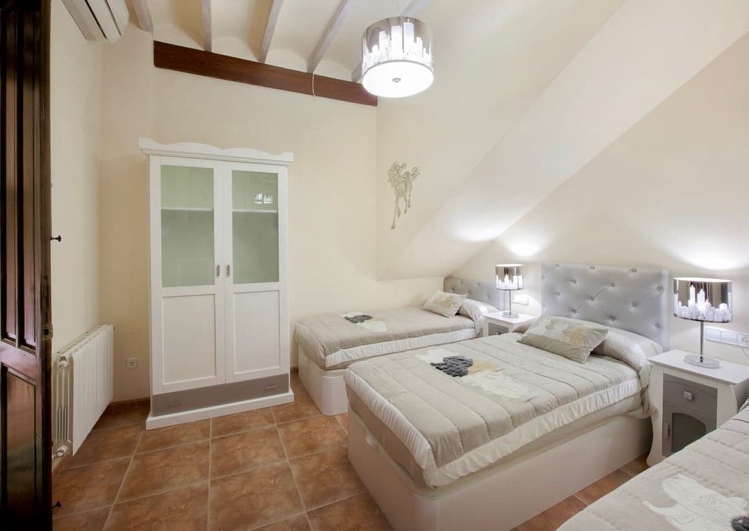 8 bedroom Hotel for sale in Jalon / Xalo with pool - € 1,500,000 (Ref: 10118146)