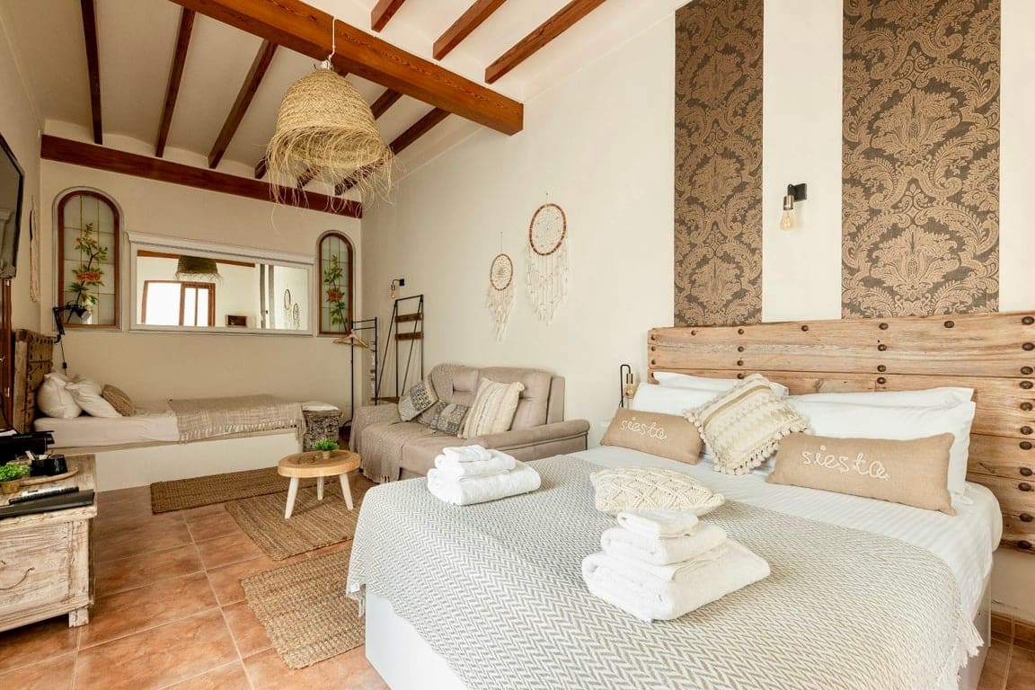8 bedroom Hotel for sale in Jalon / Xalo with pool - € 1,500,000 (Ref: 10118146)