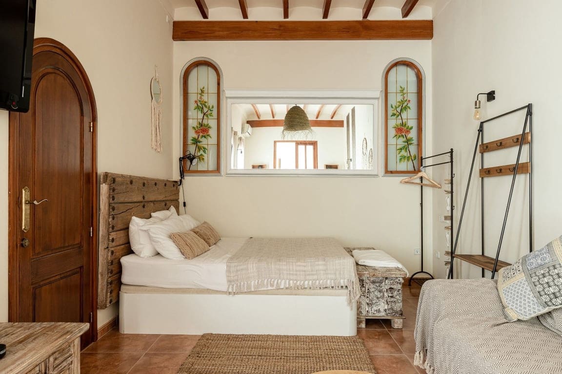 8 bedroom Hotel for sale in Jalon / Xalo with pool - € 1,500,000 (Ref: 10118146)