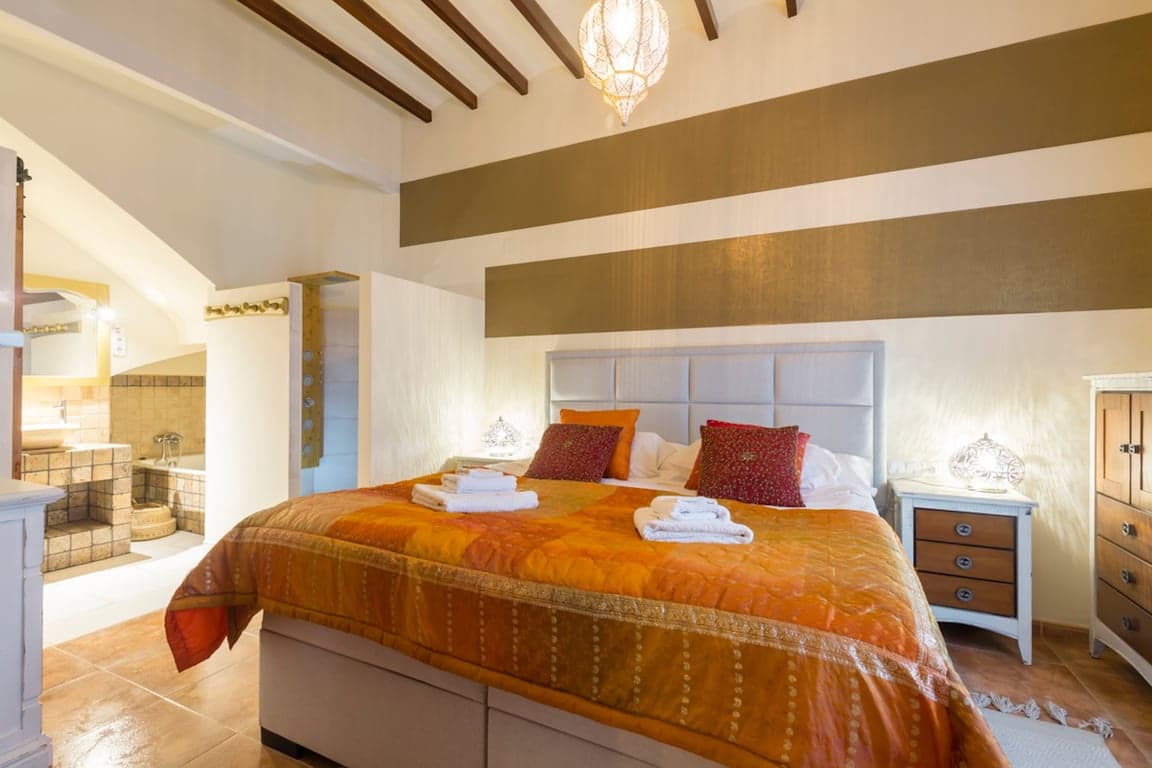 8 bedroom Hotel for sale in Jalon / Xalo with pool - € 1,500,000 (Ref: 10118146)