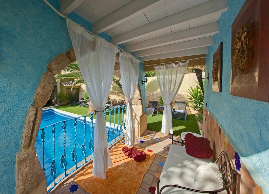 8 bedroom Hotel for sale in Jalon / Xalo with pool - € 1,500,000 (Ref: 10118146)
