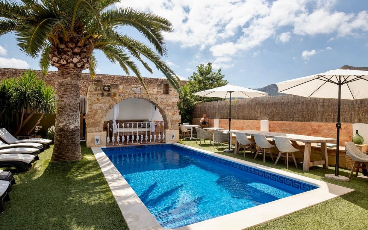 8 bedroom Hotel for sale in Jalon / Xalo with pool - € 1,500,000 (Ref: 10118146)
