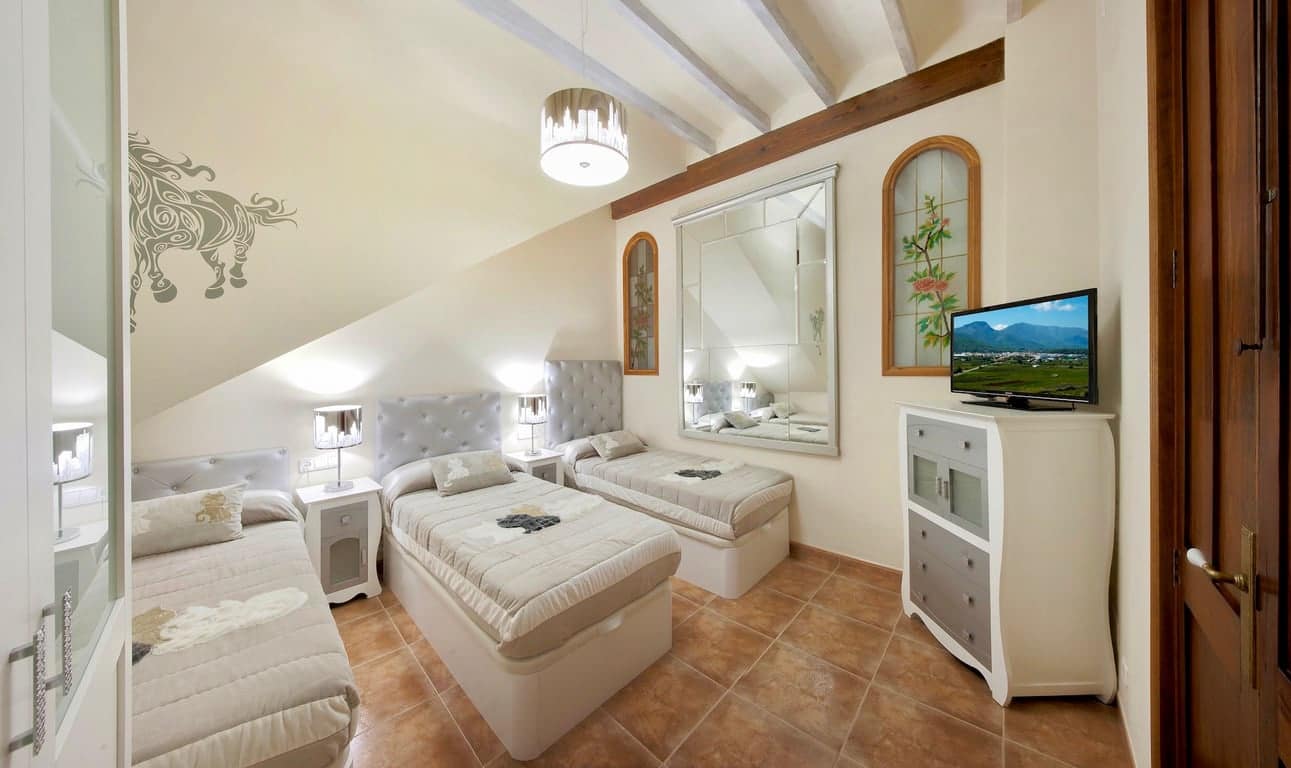 8 bedroom Hotel for sale in Jalon / Xalo with pool - € 1,500,000 (Ref: 10118146)