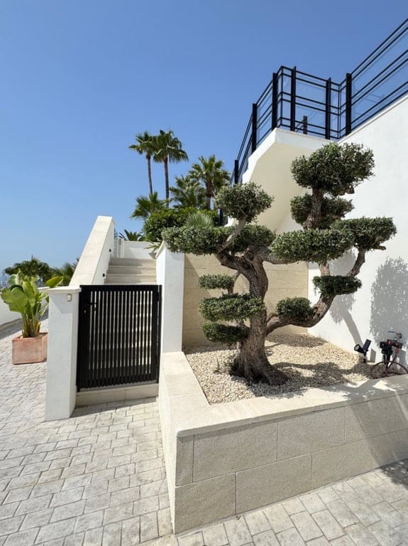 3 bedroom Villa for sale in Benissa with garage - € 2,600,000 (Ref: 9533385)