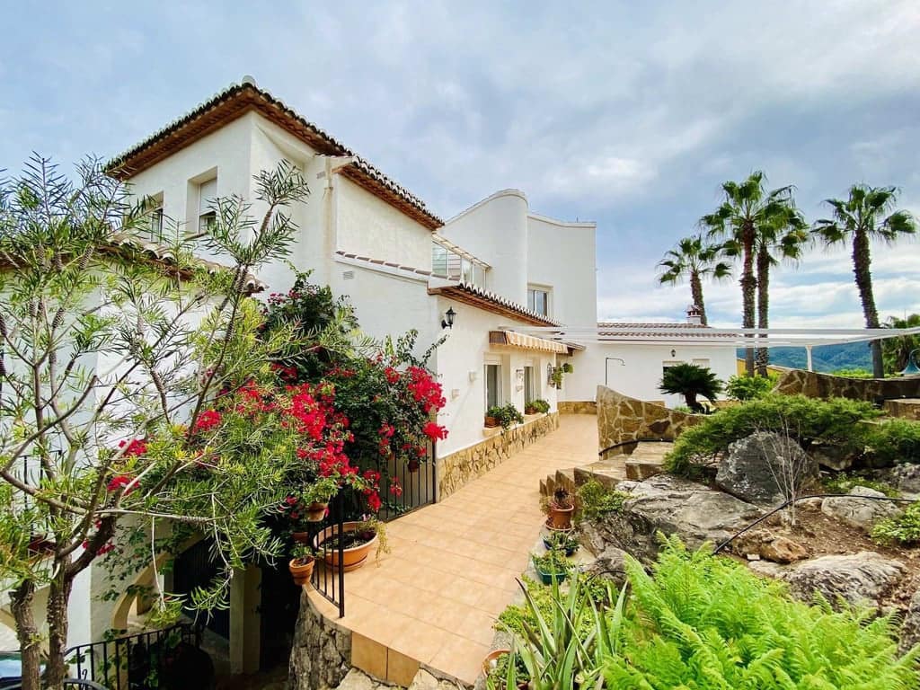 5 bedroom Villa for sale in Villalonga with pool garage - € 535,000 (Ref: 9533388)