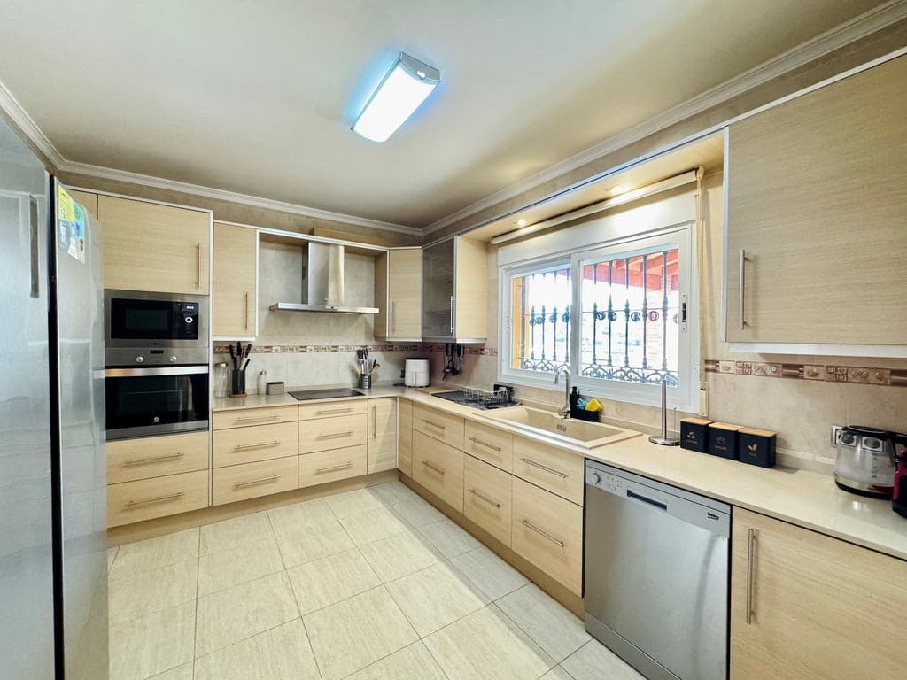 5 soveværelse Villa til salg i Orba med swimmingpool garage - € 499.000 (Ref: 9558261)