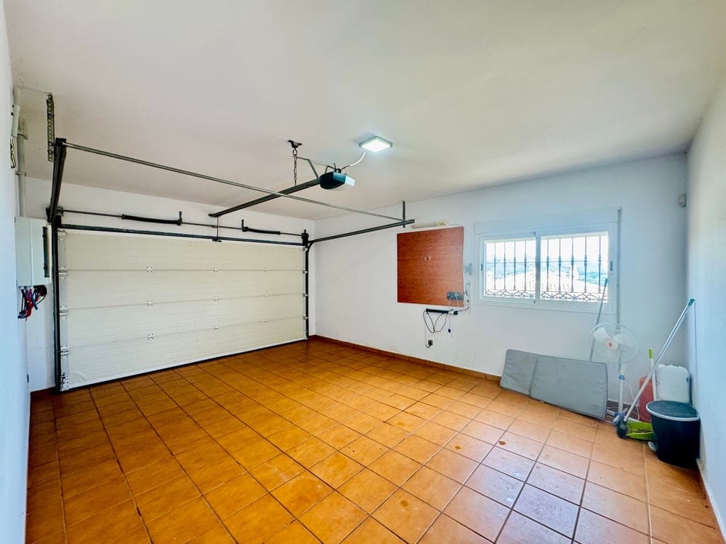 5 soveværelse Villa til salg i Orba med swimmingpool garage - € 499.000 (Ref: 9558261)