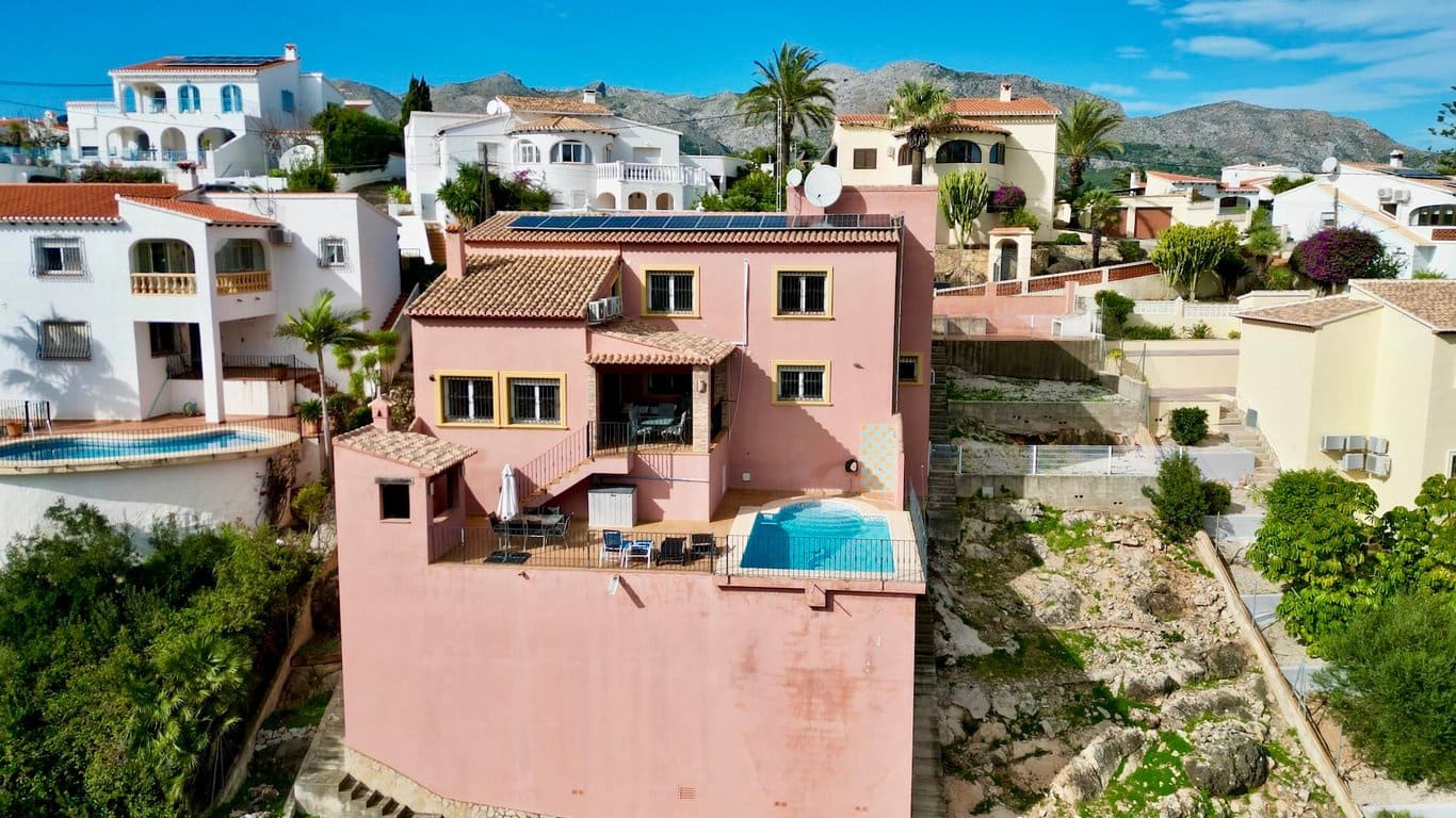 5 soveværelse Villa til salg i Orba med swimmingpool garage - € 499.000 (Ref: 9558261)