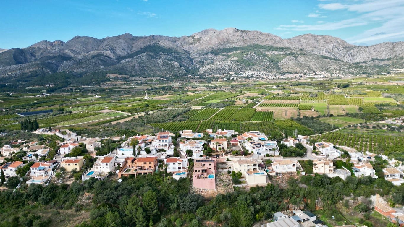 5 soveværelse Villa til salg i Orba med swimmingpool garage - € 499.000 (Ref: 9558261)