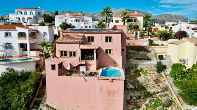 5 soveværelse Villa til salg i Orba med swimmingpool garage - € 499.000 (Ref: 9558261)