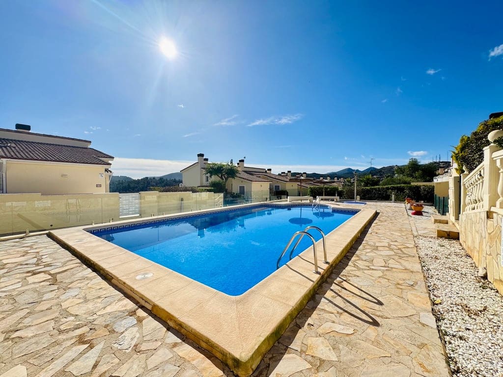 3 soverom Villa til salgs i Gata de Gorgos med svømmebasseng garasje - € 240 000 (Ref: 9559865)