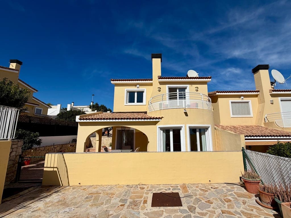 3 slaapkamer Villa te koop in Gata de Gorgos met zwembad garage - € 239.500 (Ref: 9622221)