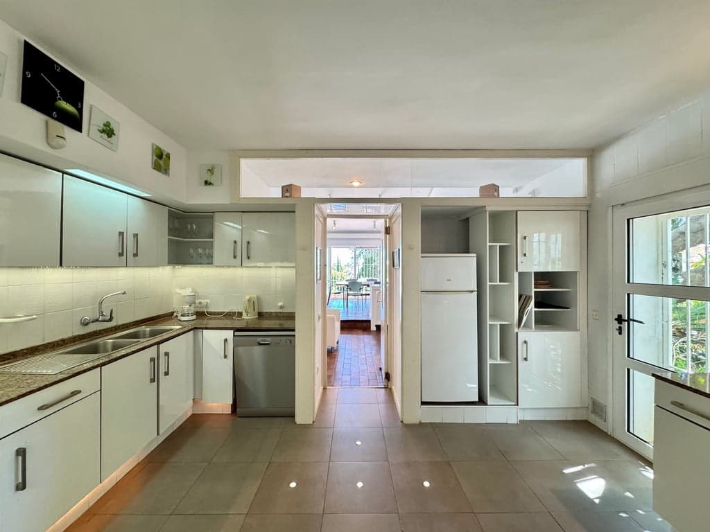 4 bedroom Villa for sale in Pedreguer with garage - € 799,000 (Ref: 9832006)