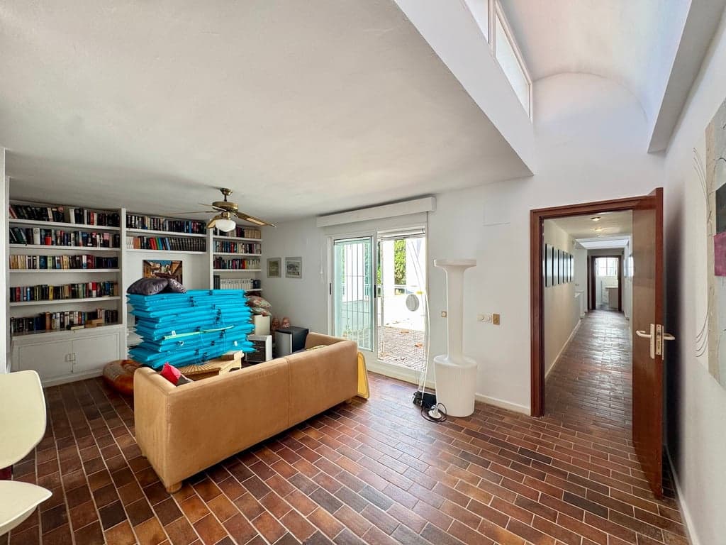 4 bedroom Villa for sale in Pedreguer with garage - € 799,000 (Ref: 9832006)