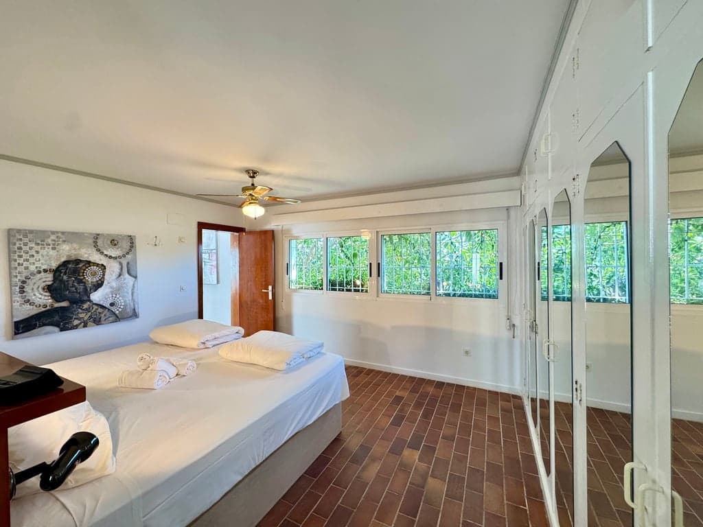 4 bedroom Villa for sale in Pedreguer with garage - € 799,000 (Ref: 9832006)