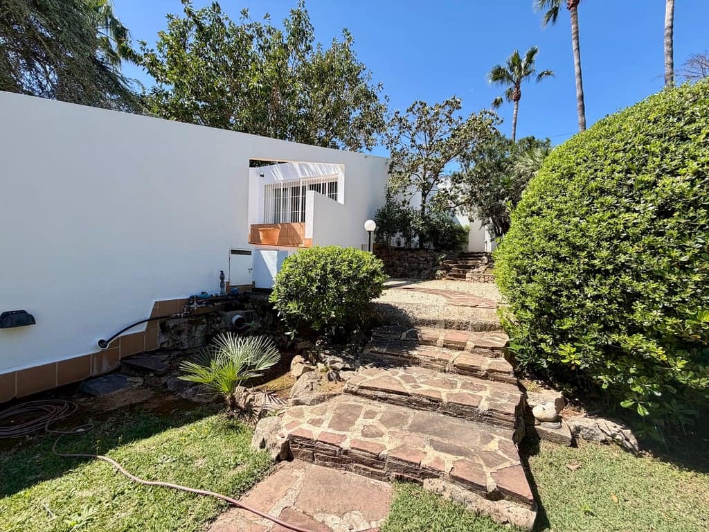 4 bedroom Villa for sale in Pedreguer with garage - € 799,000 (Ref: 9832006)