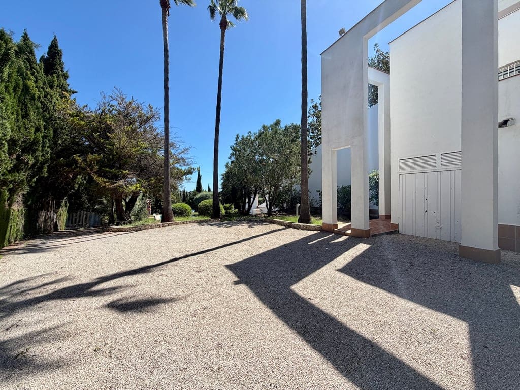 4 bedroom Villa for sale in Pedreguer with garage - € 799,000 (Ref: 9832006)