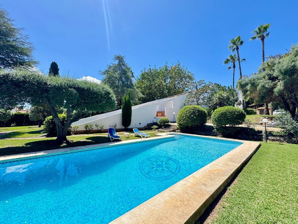 4 bedroom Villa for sale in Pedreguer with garage - € 799,000 (Ref: 9832006)