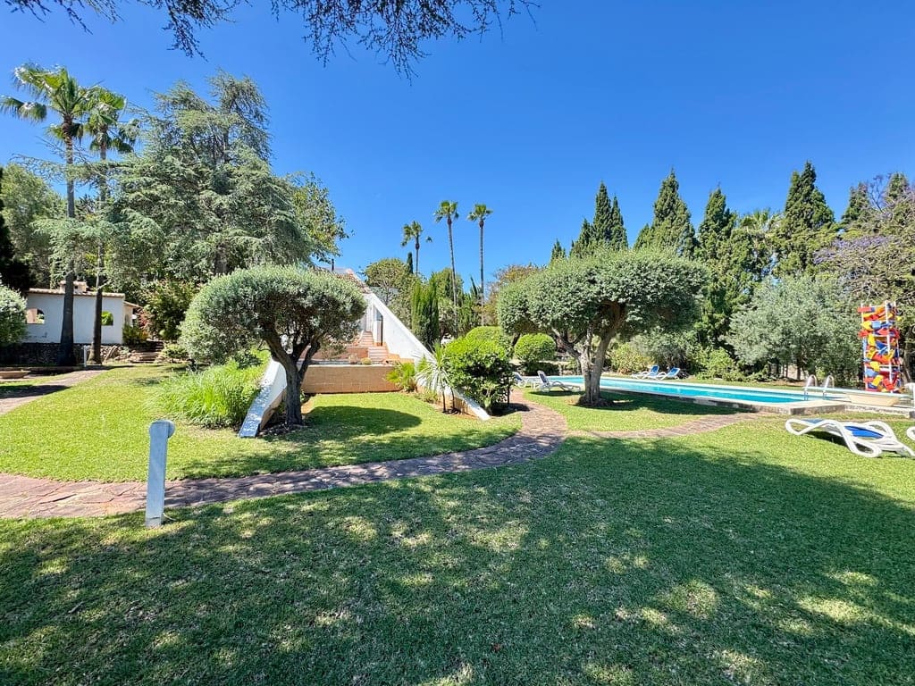 4 bedroom Villa for sale in Pedreguer with garage - € 799,000 (Ref: 9832006)