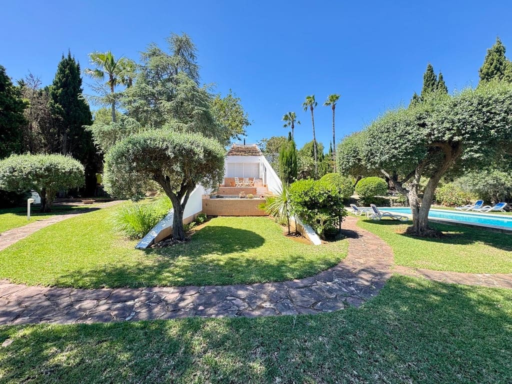 4 bedroom Villa for sale in Pedreguer with garage - € 799,000 (Ref: 9832006)