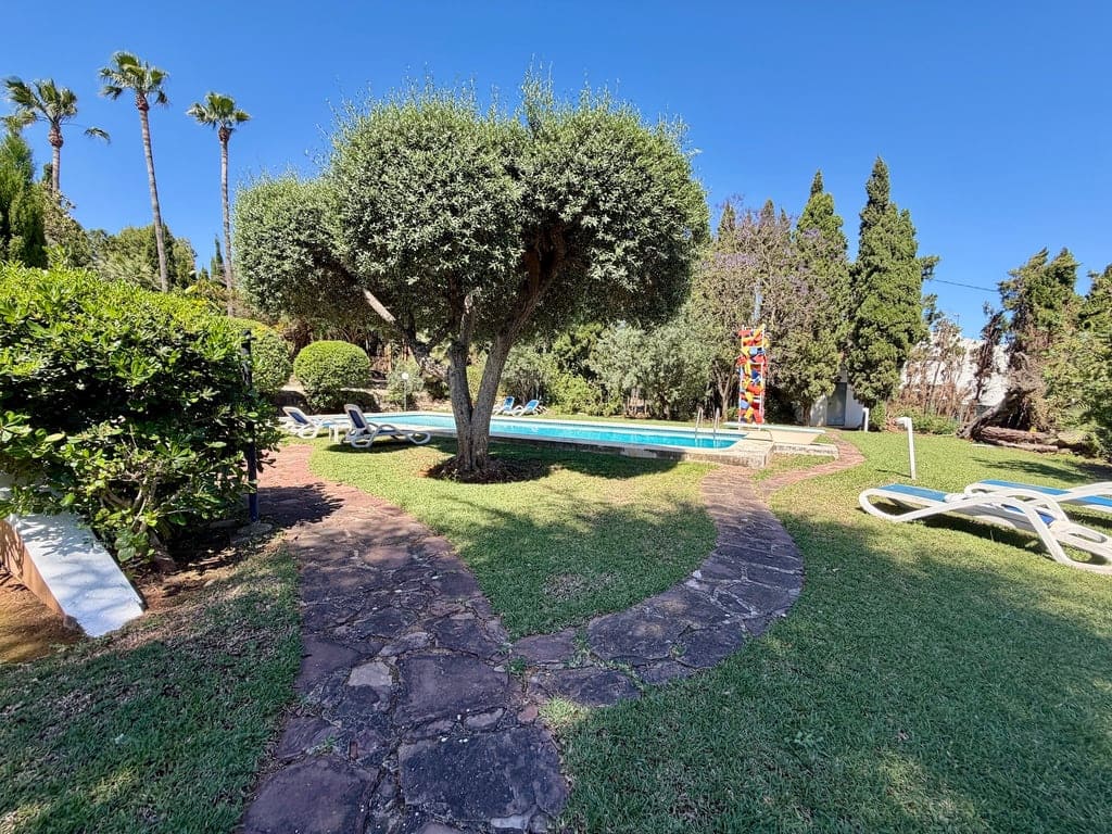 4 bedroom Villa for sale in Pedreguer with garage - € 799,000 (Ref: 9832006)