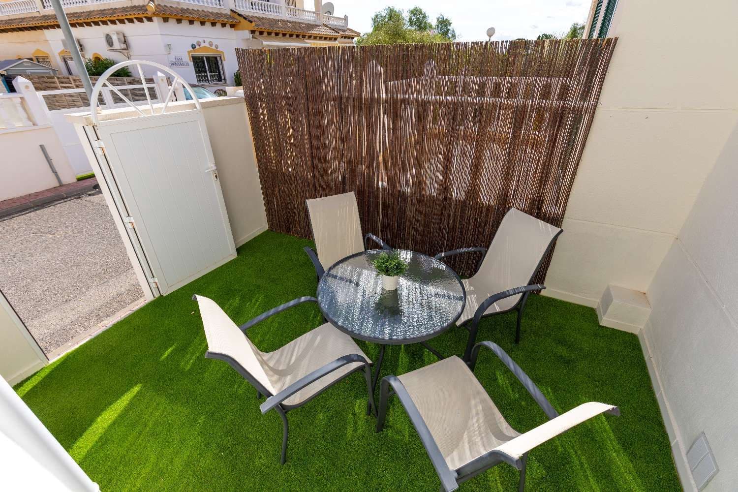 3 makuuhuone Huoneisto myytävänä paikassa Orihuela Costa mukana uima-altaan - 279 000 € (Ref: 9873827)