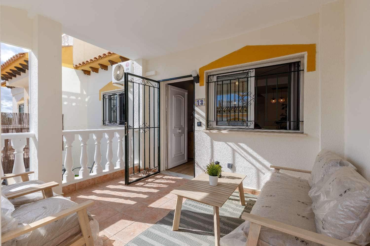 3 makuuhuone Huoneisto myytävänä paikassa Orihuela Costa mukana uima-altaan - 279 000 € (Ref: 9873827)
