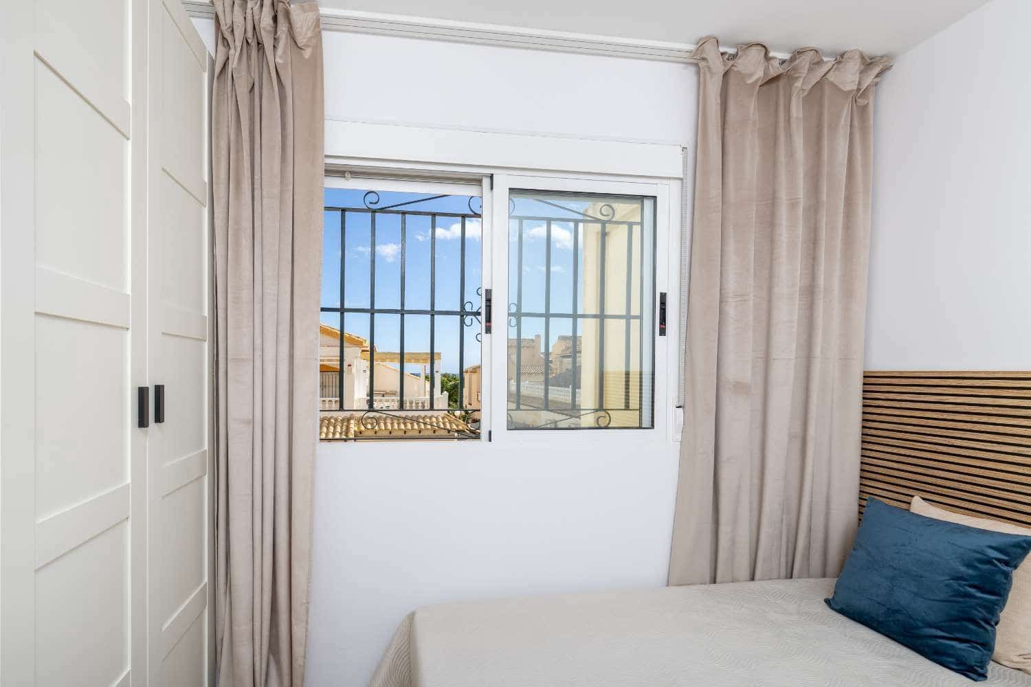 3 makuuhuone Huoneisto myytävänä paikassa Orihuela Costa mukana uima-altaan - 279 000 € (Ref: 9873827)