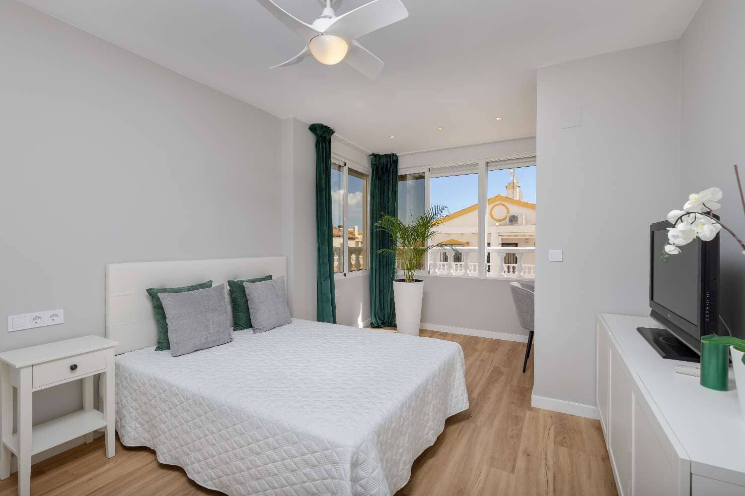 3 makuuhuone Huoneisto myytävänä paikassa Orihuela Costa mukana uima-altaan - 279 000 € (Ref: 9873827)