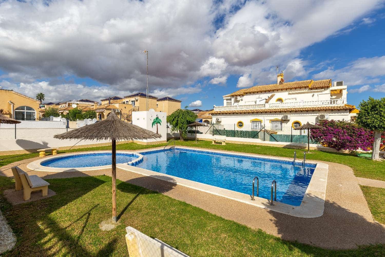 3 makuuhuone Huoneisto myytävänä paikassa Orihuela Costa mukana uima-altaan - 279 000 € (Ref: 9873827)