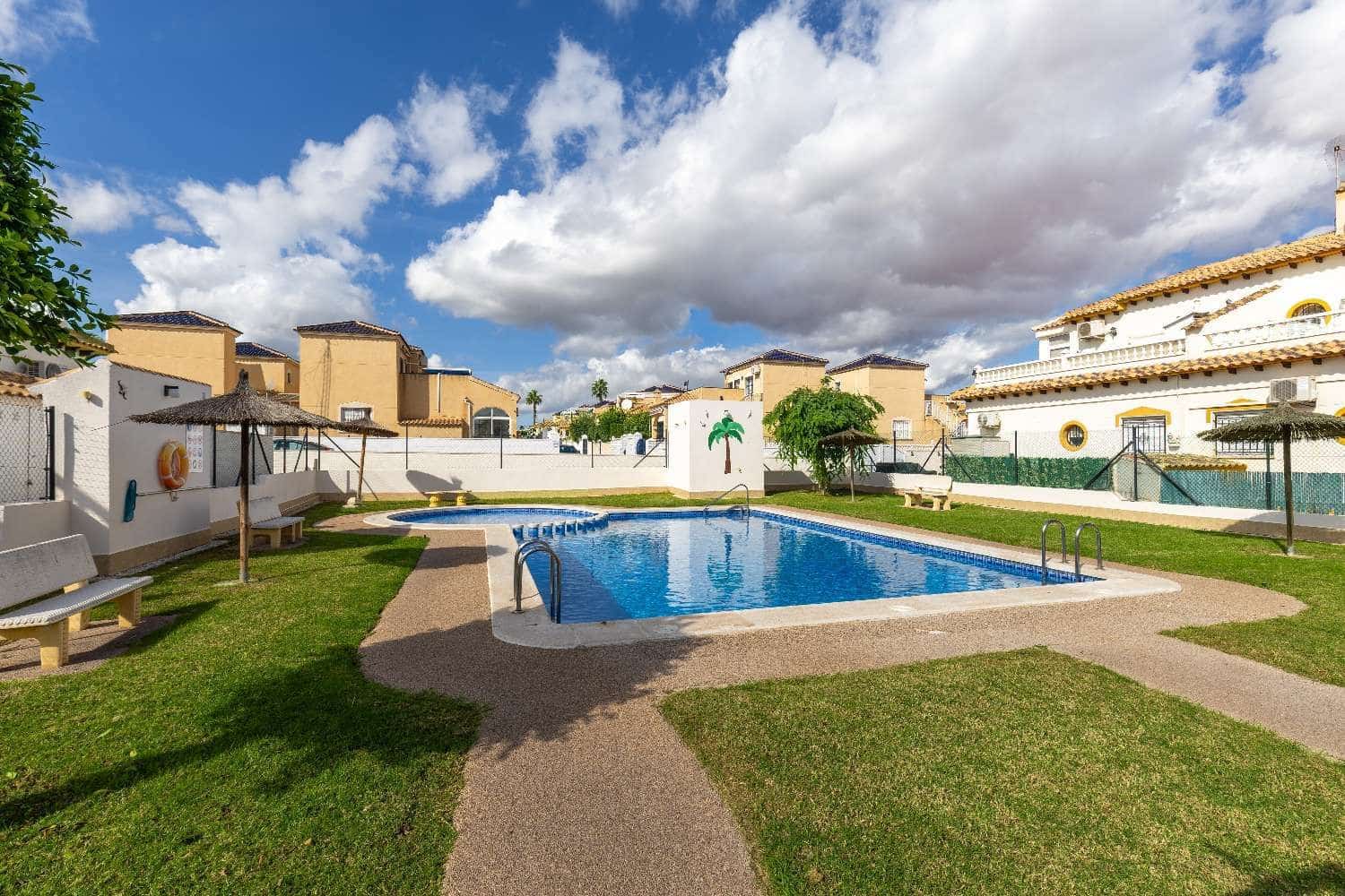 3 makuuhuone Huoneisto myytävänä paikassa Orihuela Costa mukana uima-altaan - 279 000 € (Ref: 9873827)