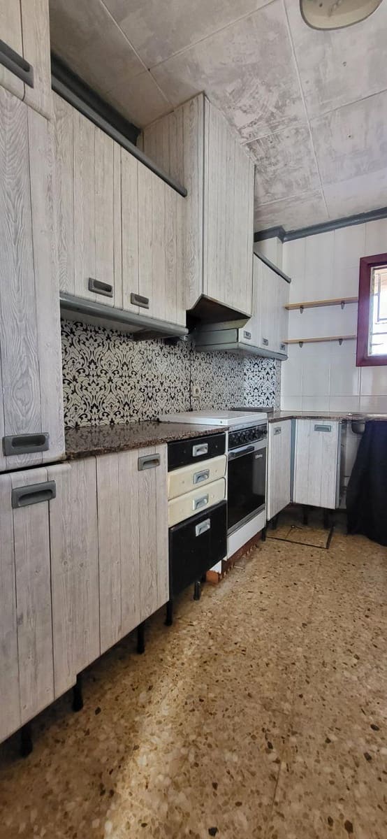 3 slaapkamer Villa te koop in Tortosa - € 93.000 (Ref: 9192810)