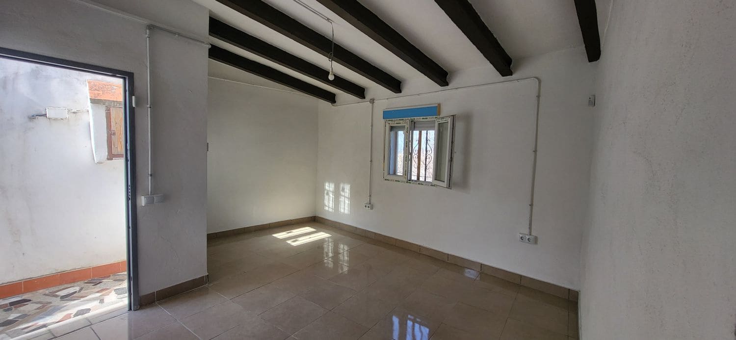 2 bedroom Townhouse for sale in Tortosa - € 90,000 (Ref: 9833572)
