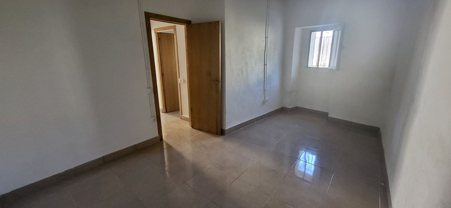 2 bedroom Townhouse for sale in Tortosa - € 90,000 (Ref: 9833572)